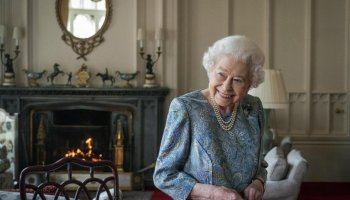  Queen Elizabeth II humanized in front of me: John Rankin Waddell