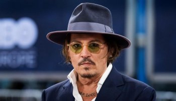 This is how Johnny Depp makes sense of his redhead mystery...Elle speaks French!