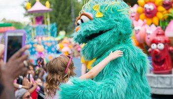 At sesame place after being traumatised by an alleged racial snub, a black child isolates with a family member