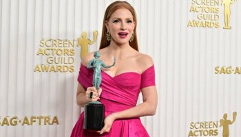 The 2023 SAG awards saw Jessica Chastain fall onto stage