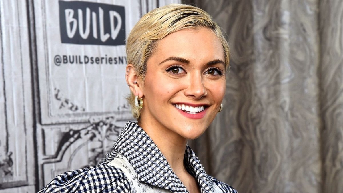 Does Alyson Stoner Really Have Her First Kiss On-screen Without Her Choice?