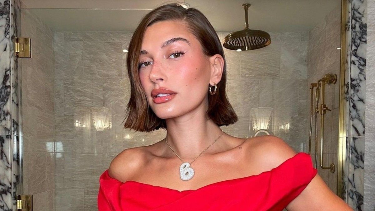 The model's 'strawberry' era continues with her red off-shoulder dress and 'B' necklace