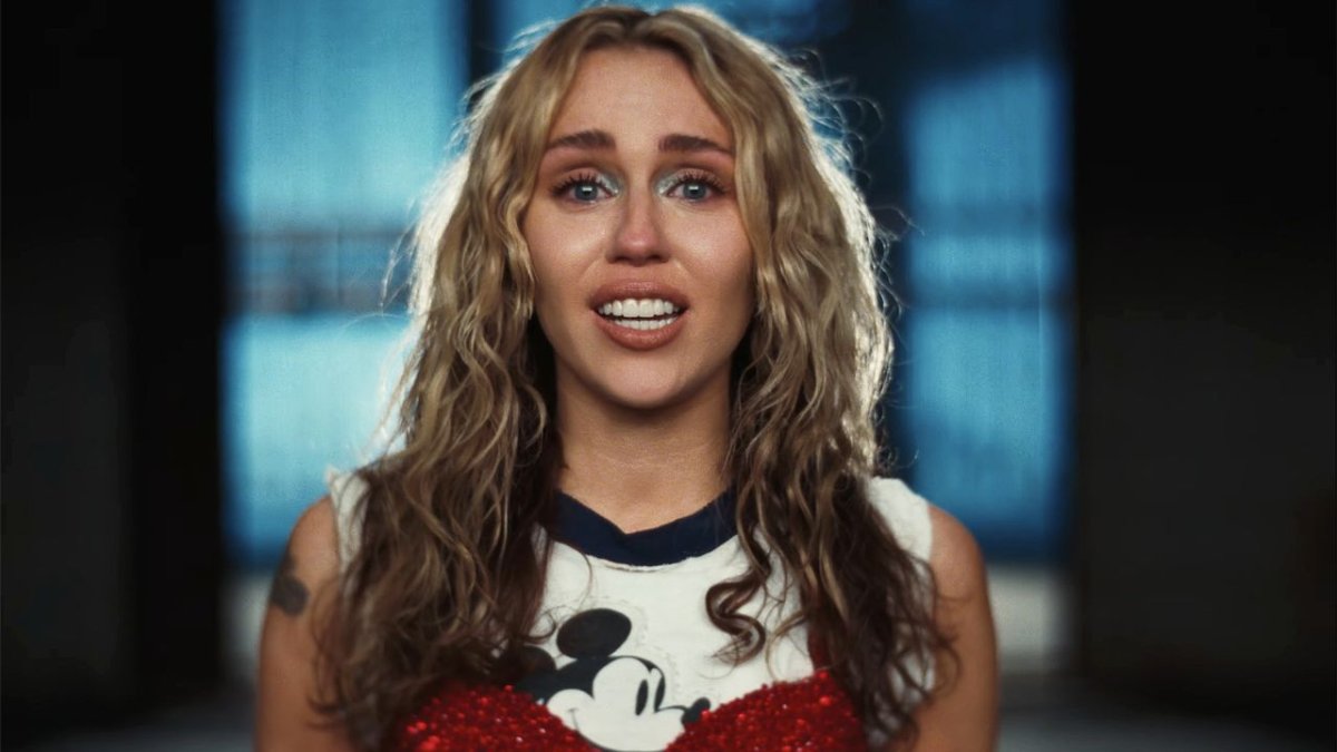 Miley Cyrus Reflects On Her Notorious Topless Photograph In vanity Fair